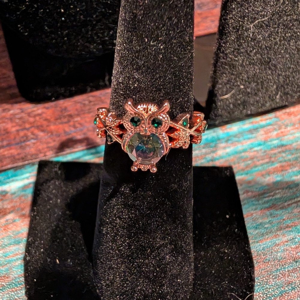 Elegant Owl Design Ring with Green Accents